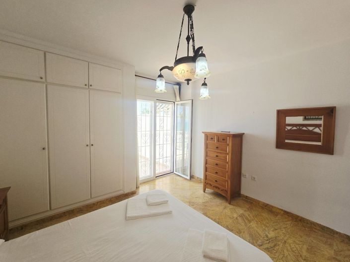 Image No.13-4 Bed Property for sale