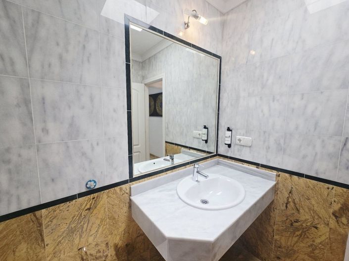 Image No.21-4 Bed Property for sale