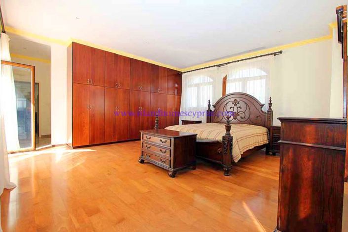 Image No.39-5 Bed Villa / Detached for sale