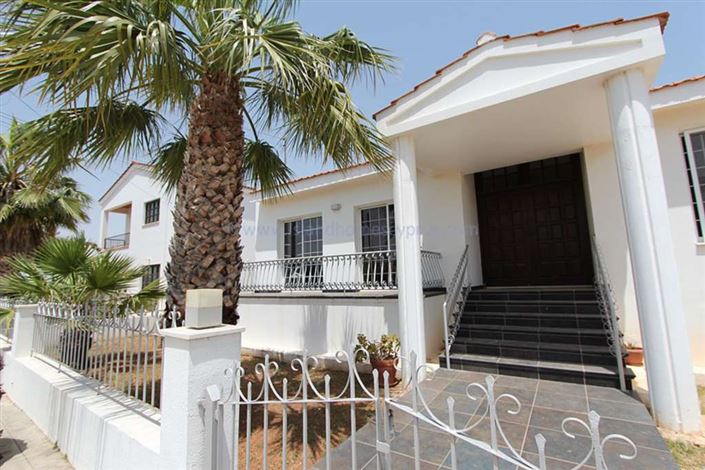 Image No.1-Villa / Détaché de 5 chambres à vendre à Deryneia