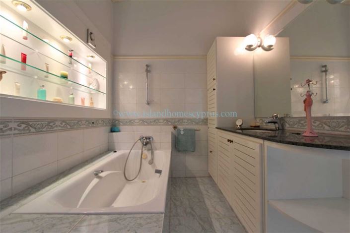 Image No.29-5 Bed Villa / Detached for sale