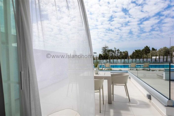 Image No.12-10 Bed Property for sale