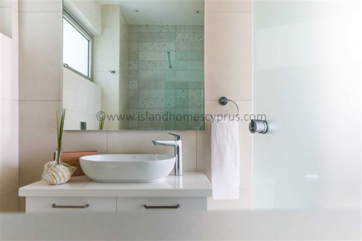 Image No.15-10 Bed Property for sale