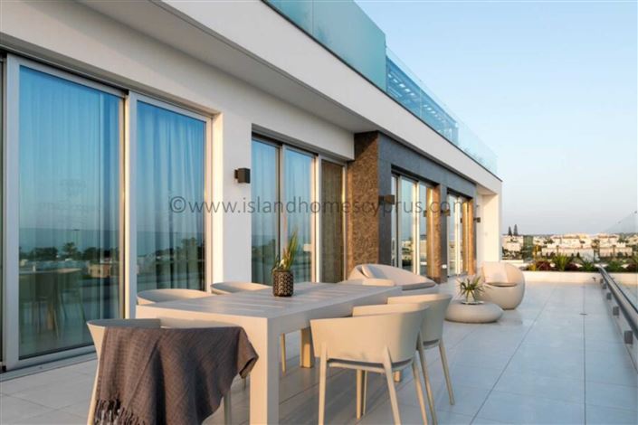 Image No.18-10 Bed Property for sale