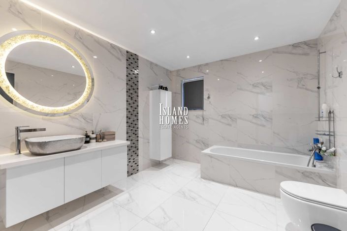 Image No.26-6 Bed Villa / Detached for sale