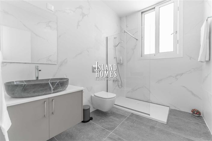 Image No.28-5 Bed Villa / Detached for sale