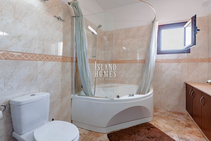 Image No.29-5 Bed Villa / Detached for sale