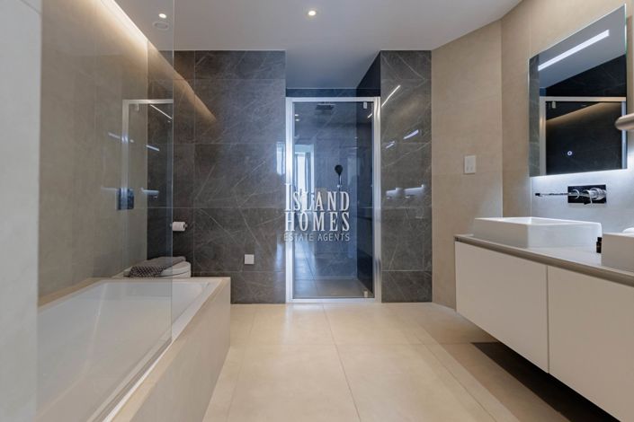 Image No.24-3 Bed Apartment for sale