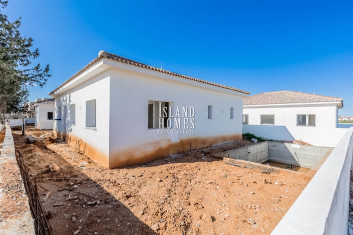 Image No.10-2 Bed Property for sale