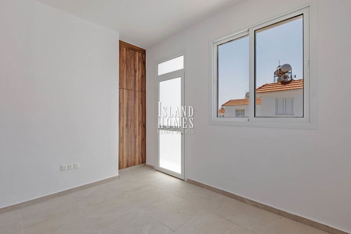 Image No.18-2 Bed Townhouse for sale