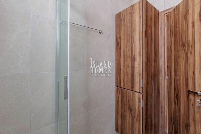 Image No.21-2 Bed Townhouse for sale