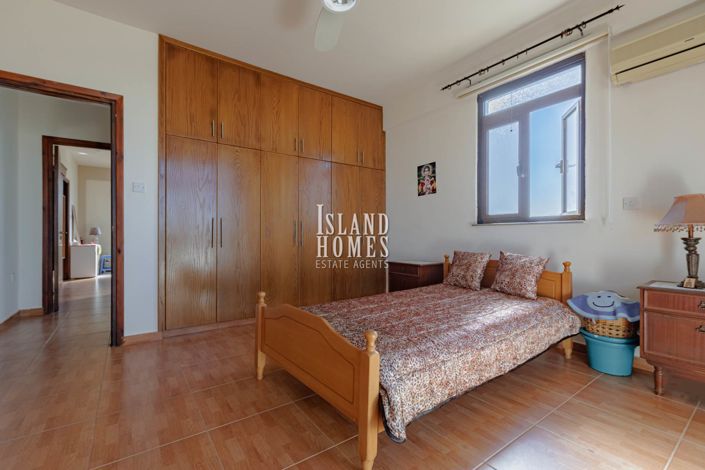 Image No.17-2 Bed Property for sale