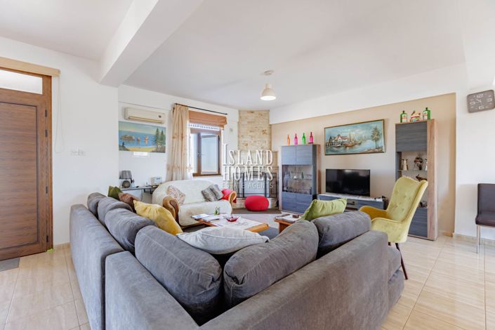 Image No.10-2 Bed Property for sale