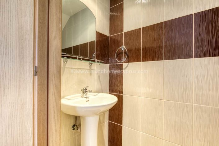 Image No.13-2 Bed Townhouse for sale