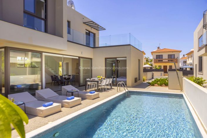 Image No.1-3 Bed Villa / Detached for sale