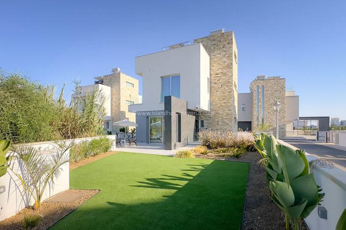 Image No.6-4 Bed Villa / Detached for sale