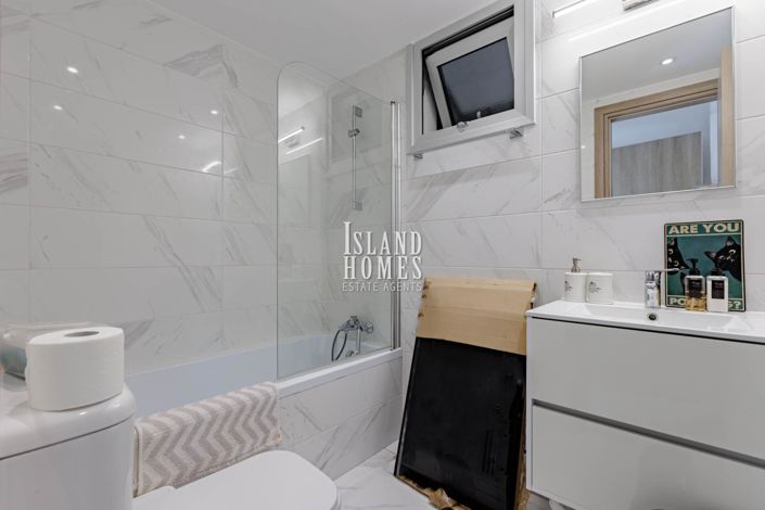 Image No.17-3 Bed Property for sale