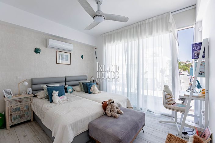 Image No.28-3 Bed Property for sale