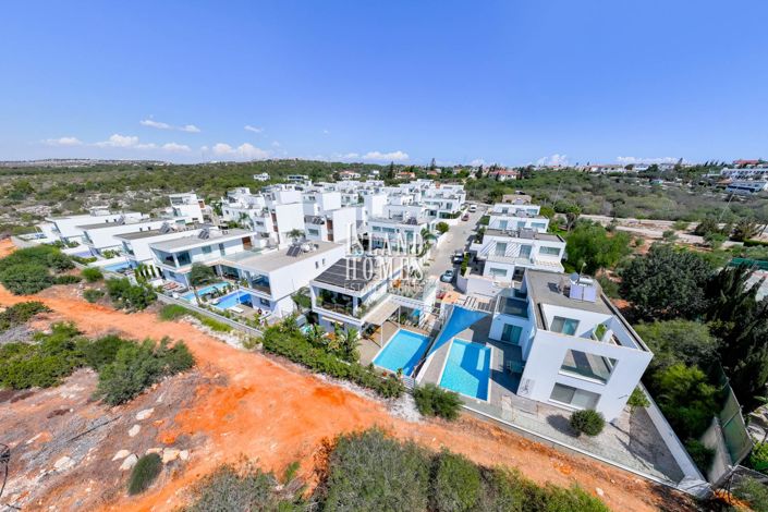 Image No.34-3 Bed Property for sale