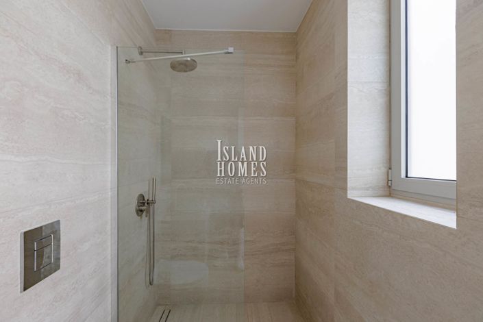 Image No.29-7 Bed Villa / Detached for sale