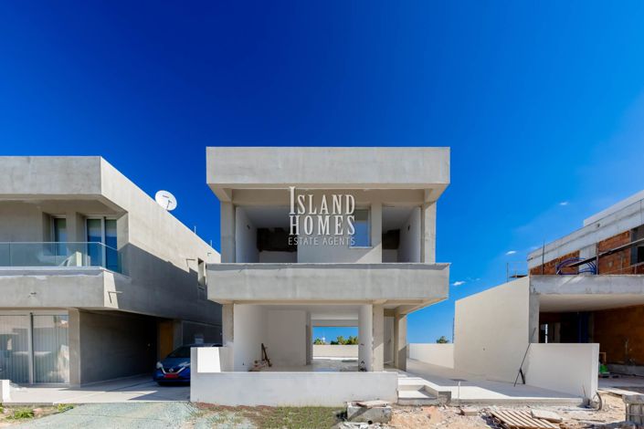 Image No.10-3 Bed Property for sale