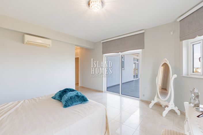 Image No.35-4 Bed Villa / Detached for sale