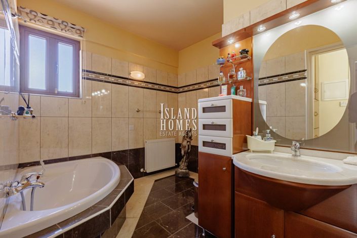 Image No.27-4 Bed Villa / Detached for sale