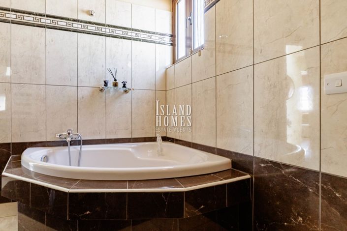 Image No.28-4 Bed Villa / Detached for sale