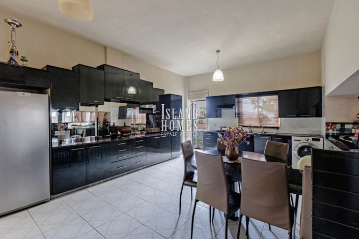 Image No.12-4 Bed Semi-Detached for sale