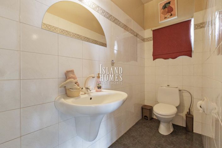 Image No.19-4 Bed Semi-Detached for sale