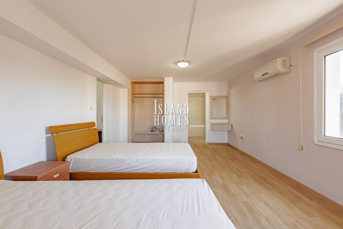 Image No.42-6 Bed Villa / Detached for sale