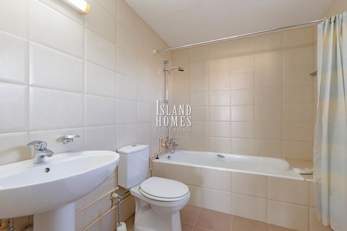 Image No.43-6 Bed Villa / Detached for sale