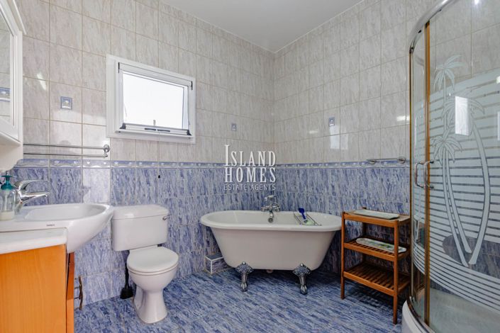 Image No.35-4 Bed Villa / Detached for sale