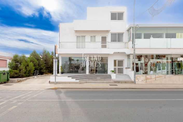 Image No.1-Propriété de 8 chambres à vendre à Deryneia