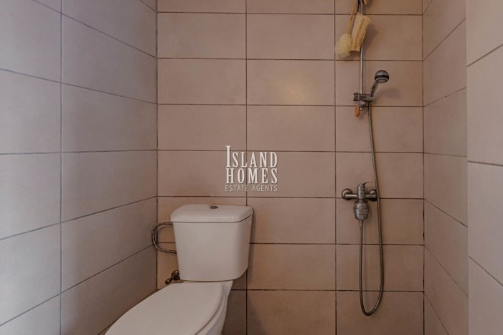 Image No.16-Propriété de 8 chambres à vendre à Deryneia