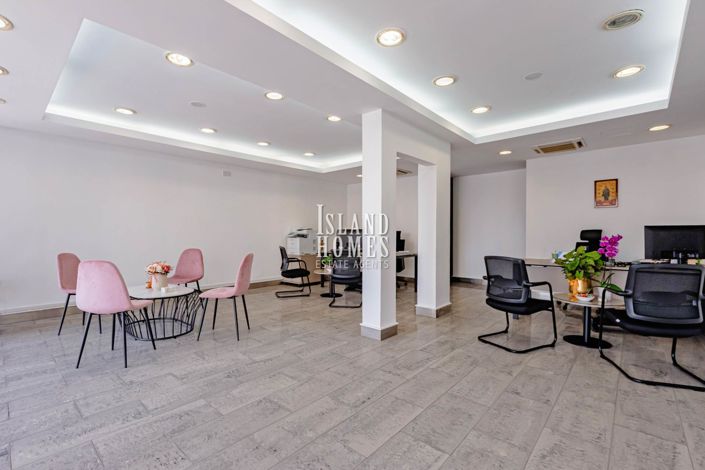 Image No.2-Propriété de 8 chambres à vendre à Deryneia