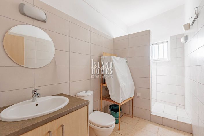 Image No.33-Propriété de 8 chambres à vendre à Deryneia