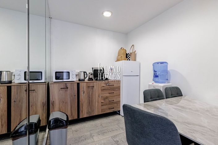 Image No.7-Propriété de 8 chambres à vendre à Deryneia