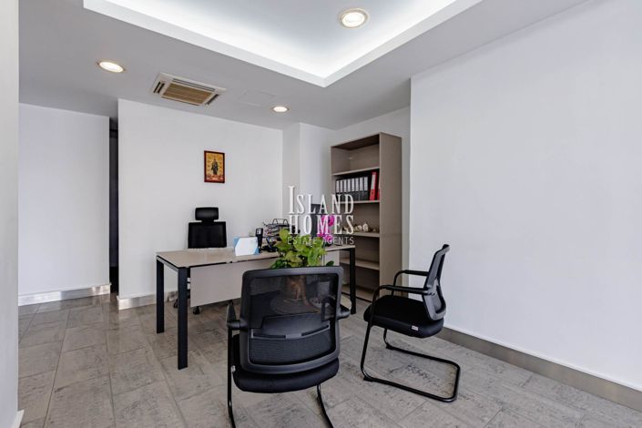 Image No.8-Propriété de 8 chambres à vendre à Deryneia