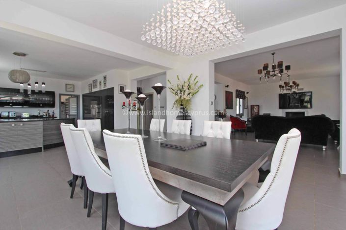 Image No.9-4 Bed Villa / Detached for sale