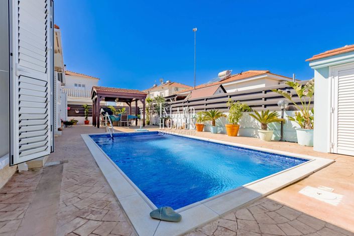 Image No.20-2 Bed Bungalow for sale