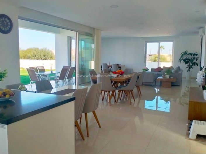 Image No.2-4 Bed Villa for sale