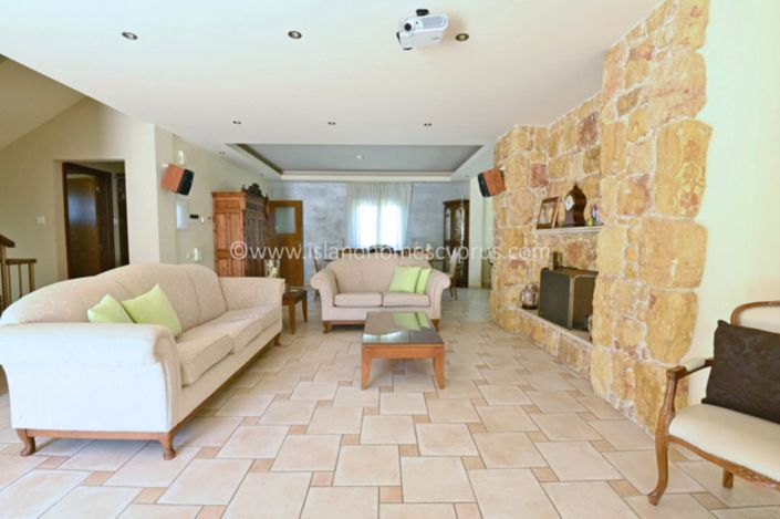 Image No.2-3 Bed Villa for sale