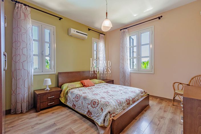 Image No.29-5 Bed Villa / Detached for sale