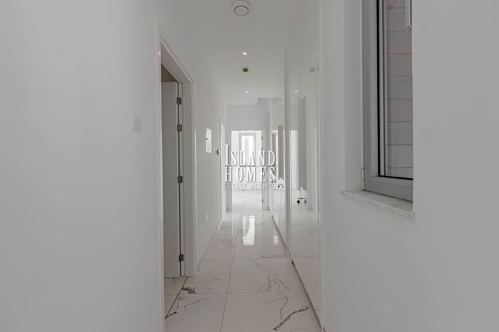 Image No.33-5 Bed Villa / Detached for sale