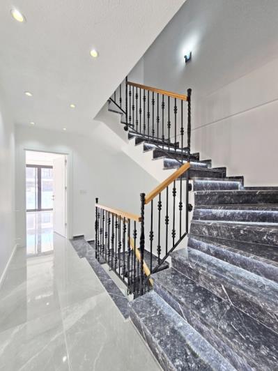 Image No.22-5 Bed Semi-Detached for sale