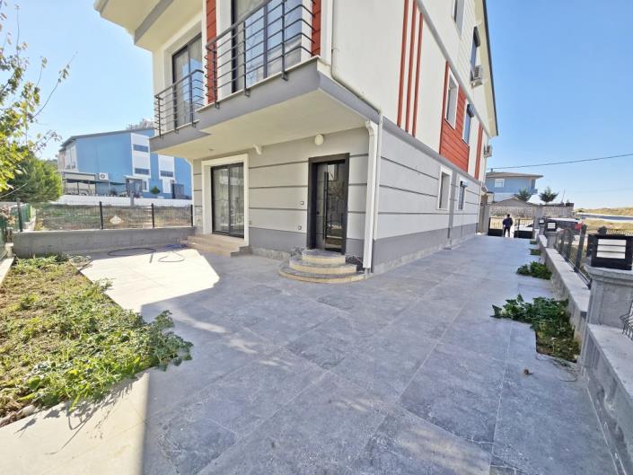 Image No.3-Jumelé de 4 chambres à vendre à Altinkum