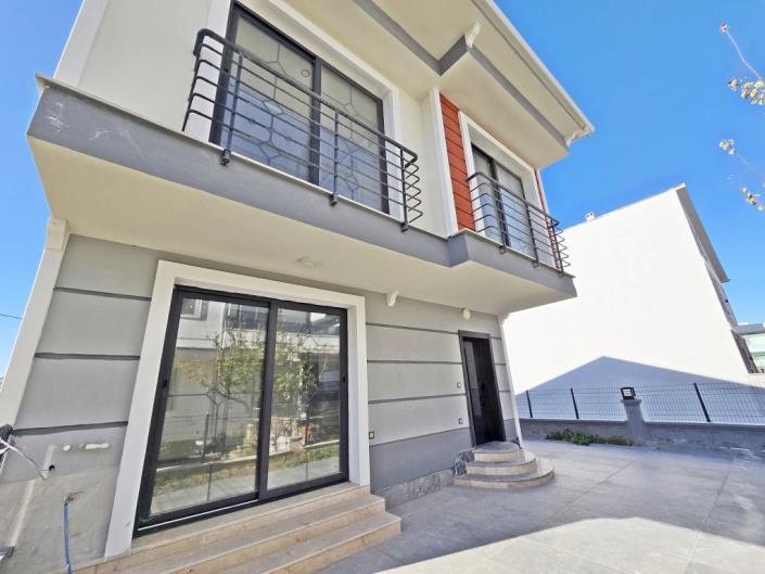 Image No.4-Jumelé de 4 chambres à vendre à Altinkum