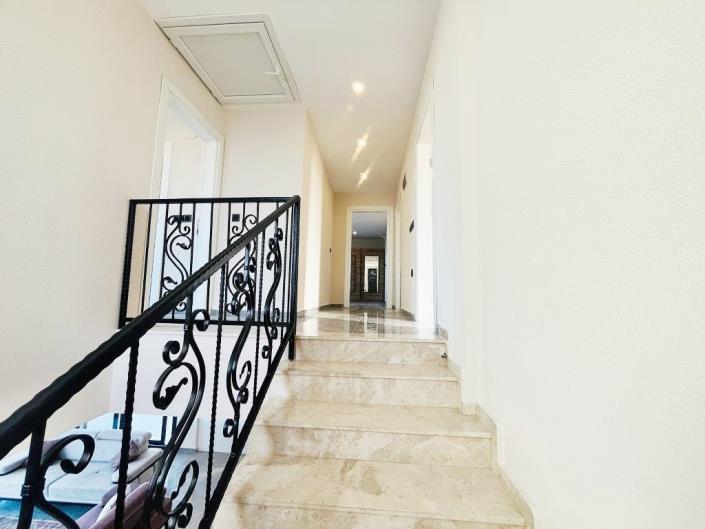 Image No.18-5 Bed Villa / Detached for sale