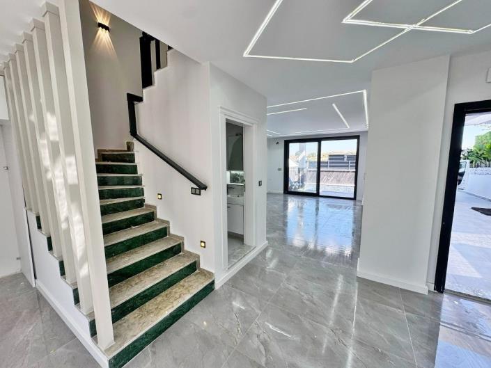 Image No.17-4 Bed Villa / Detached for sale